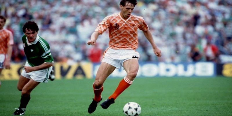 Marco Van Basten - Cựu Chân Sút Bóng Đá Người Hà Lan - Aovbuilds bang thanh tich day dac khi dam nhan vai tro cau thu bong da - Aovbuilds