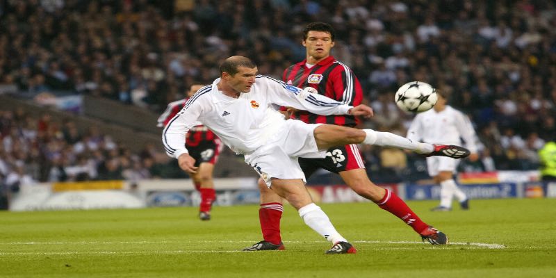 Zinedine Zidane - Biểu Tượng Bất Diệt Của Bóng Đá Thế Giới - Aovbuilds con duong su nghiep gian nan - Aovbuilds
