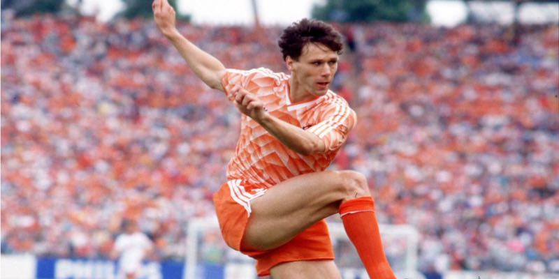 Marco Van Basten - Cựu Chân Sút Bóng Đá Người Hà Lan - Aovbuilds cuu tien dao nguoi ha lan so huu nhieu thanh tich noi bat - Aovbuilds