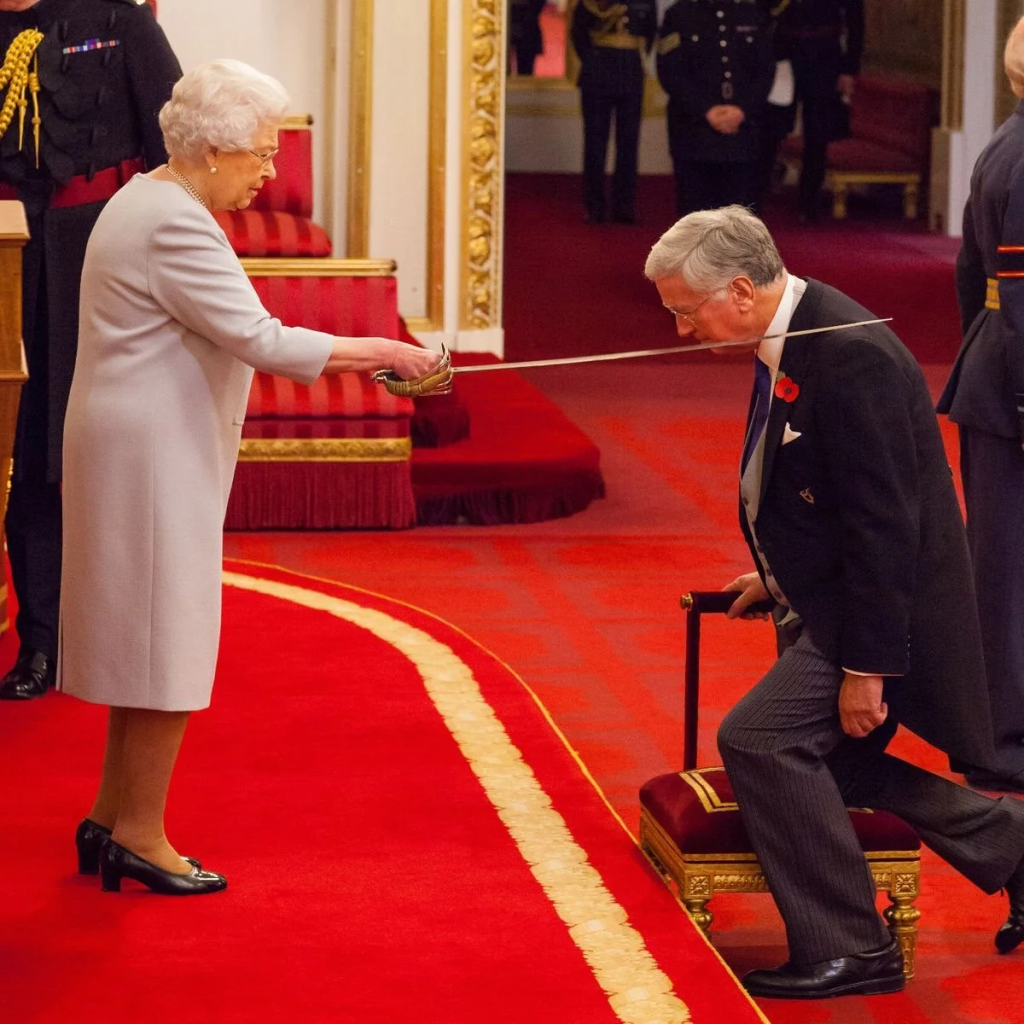 Sir Alex Ferguson biểu tượng của huấn luyện viên bóng đá giỏi nhất thế giới - Aovbuilds image 175 - Aovbuilds