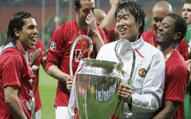 Park Ji-sung nâng cúp Champions League cùng Manchester United