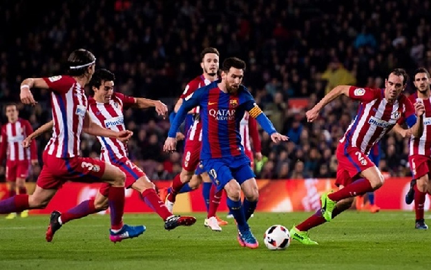 Lionel Messi là mẫu RW thiên về rê bóng, kiến tạo và bó vào trung lộ dứt điểm