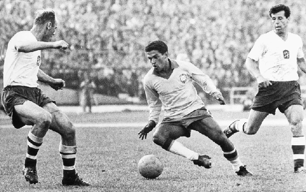 Garrincha nổi bật với phong cách rê dắt, đổi hướng nhanh và tạo đột biến ở cánh phải