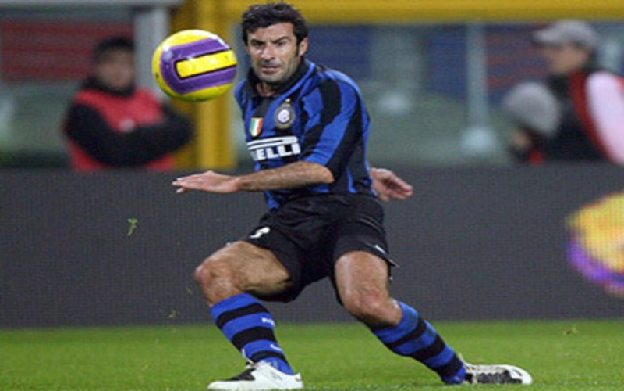 Luis Figo cân bằng giữa rê bóng, phối hợp và tạt bóng bên cánh phải